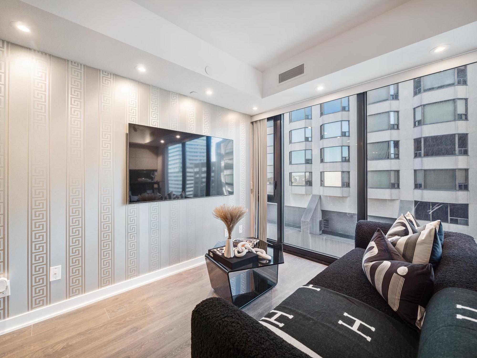 Yorkville Plaza - Pool & Hot Tub Apartment
